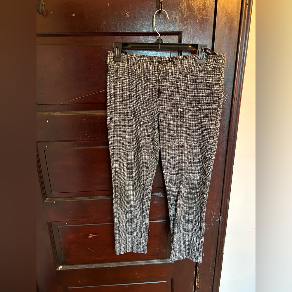 Black & white capri pants